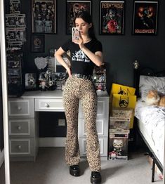 Leopard Pants Outfit, Flares Outfit, Leopard Print Outfits, Leopard Print Pants, I'm With The Band, Alt Fashion, Print Pants, Swaggy Outfits, Hippie Outfits