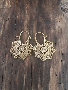 Tribal geometric gipsy mandala hoop earrings dainty made of brass. SIZE: 40 mm x 30 mm. YOU CAN FIND THIS MODEL SILVER PLATED IN: https://www.etsy.com/es/listing/615157406/pendientes-tribales-plata-geometric?ref=shop_home_active_3&frs=1 YOU CAN FIND SOME SIMILAR MODELS IN: https://www.etsy.com/es/listing/483419991/pendientes-tribal-espiral-brass-earrings?ref=shop_home_active_1&frs=1 https://www.etsy.com/es/listing/688602658/pendientes-grandes-gipsy-earrings-gold?ref=shop_home_active_5&am Bohemian Bronze Earrings With Intricate Design, Bohemian Metal Flower Drop Earrings, Bohemian Metal Drop Flower Earrings, Bohemian Bronze Single Earring, Bohemian Brass Earrings With Ear Wire, Bohemian Brass Earrings With Intricate Design, Bohemian Brass Hoop Earrings, Bohemian Metal Plug Earrings With Ear Wire, Bohemian Dangle Flower Earrings For Pierced Ears