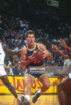 the golden state warriors playing basketball against the los lakers in an arena during a game