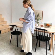 5 New Outfit Formulas We Discovered in 2019 That Will Take With Us Into 2020 Mode Dope, Cos Fashion, Minimal Stil, Rok Midi, Brooklyn Blonde, Minimalist Moda, Pleated Skirt Outfit, Skirt Diy, Rok Plisket