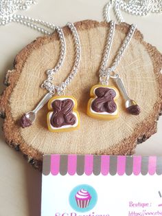 Gift BFF ( Best Friends Forever)   Set of two friendship necklaces, shaped adorable jar of spread + bread and their teaspoons, handmade (without mold). Pot spread + spread in polymer clay. Spoons, chain, clasp and rings in hypoallergenic metal (nickel and lead free). Ideal gift for anyone who shares a bond of friendship or love ! Gift of friendship, gift for best friends, gift for 2 sisters, for a mother and her daughter or for a couple :) When working by hand it is impossible to do exactly twic Clay Spoons, Bracelets Bff, Bracelet Bff, Fimo Kawaii, Chocolate Spread, Friendship Necklaces, Bff Gifts, Best Friends Forever, Adjustable Necklace