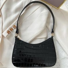 Croc Embossed Baguette Bag 9.5”L X 5”H Basket Estilo Ivy, Thrift Inspo, White Shoulder Bag, Elegant Bags, Fancy Bags, Baguette Bag, Pretty Bags, Black Shoulder Bag, Money Bag