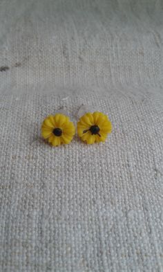 Nail earrings decorated with a cabochon "daisy", resin, yellow flower dimensions: 0.8 cm in diameter Yellow Daisy-shaped Jewelry Gift, Yellow Daisy Shaped Jewelry Gift, Yellow Sunflower Design Flower Earrings, Yellow Earrings With 3d Flowers As A Gift, Yellow Flower-shaped Earrings With 3d Flowers, Yellow Flower Earrings With 3d Flowers, Yellow Jewelry With 3d Flower Details, Yellow Flower-shaped Earrings With Pressed Flowers, Yellow Flower Earrings With Pressed Flowers