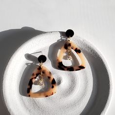 EARRING DETAILS: - Measurement - 5.8 cm L x 4 cm W - Black Acetate Stud: 1.1 cm dia. - Small Dot CZ: 0.7 cm dia. Also Available: ✩ Baguette Tortoise Earrings https://www.etsy.com/listing/875191931 ✩ Diamond Shaped CZ Tortoise Earrings https://www.etsy.com/listing/861258728 ✩ Tortoise Bar Earrings https://www.etsy.com/listing/851315832 ✩ Art Deco Trio Earrings https://www.etsy.com/listing/650057085 ✩ Chandelier Earrings https://www.etsy.com/listing/742055243 ➢PACKAGING All items are wrapped in be Tortoiseshell Hoop Earrings For Gift, Elegant Tortoiseshell Hoop Earrings For Gift, Trendy Tortoiseshell Drop Earrings, Knotted Bun, Shell Hoop Earrings, Baguette Earring, Rollneck Sweater, Dot Earrings, Winter Earrings