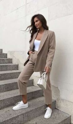 ▷ 20 looks de oficina con tenis 【2020】 I alejarod.com 👗 Office Wear Outfit, Nude Outfits, Chique Outfits, Cooler Look, Mode Inspo