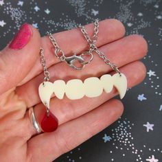 Vampire Style Necklace For Halloween, Vampire Style Necklaces For Halloween Cosplay, Vampire Style Halloween Necklace, Vampire Jewelry Necklaces, Vampire Fang Jewelry, Dripping Blood Necklace, Fang Necklace, Necklace Vampire, Dripping Blood