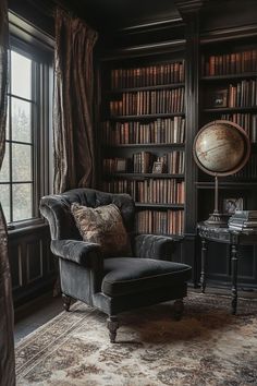 Elegant Dark Academia, Small Home Library Ideas, Academia Home Decor, Academia Interior, Dark Maximalism, Dark Academia Home Decor, Academia Home