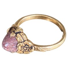 French ring in yellow gold decorated with flowers and leaves that cradle a violet agate in this organic Art Nouveau look. Lovely piece of jewellery in very good condition. Size 53 4.3 gr. Stile Art, Golden Rings, French Art Nouveau, Organic Art, Golden Ring, Gold Decor, French Art, Flowers And Leaves, Style Art