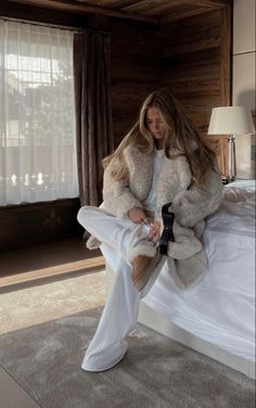 Mountain Style Fashion Winter, Classy Winter Aesthetic, Aspen Fashion Winter Chic, Quiet Luxury Winter, Ski Winter Outfits, Snowbunny Outfit, Switzerland Outfit Winter, Switzerland Winter Outfit, Winter It Girl