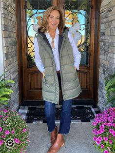 Long puffer vest style Outfits With Long Vests For Women, Gillet Outfits, Outfits Chalecos, Sleeveless Puffer Jacket Outfit, Puffer Vest Style, Quilted Vest Outfit