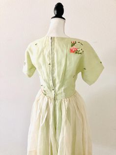 Vintage Organza Party Dresses, Vintage Dress With Lined Bodice For Garden Party, 1950s Vintage Summer Wedding Dress, Vintage Organza Dress For Spring, Vintage Organza Summer Dress, Spring Vintage Organza Dress, Vintage Spring Organza Dress, Vintage Organza Dress With Fitted Bodice, Chiffon Party Dress