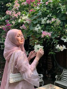 ★ dens_sha Pose Raya Ideas, Eid Pose Ideas With Hijab, Raya Pose Ideas, Raya Pose, Quotes Islamic Wallpaper, Quotes Peaceful, Raya Outfit, Quranic Quotes