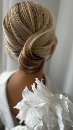 Classic Bridal Updo, Wedding Hair Up Bride, Hairstyles With Hair Up, Gown Hairstyles, Wedding Buns, Classy Updo Hairstyles, Party Hairstyles For Long Hair, Bridemaids Hairstyles