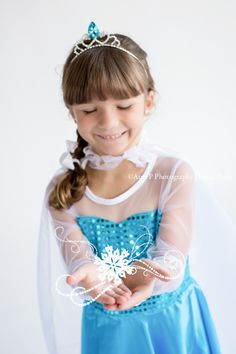 It's Princess Elsa! This Frozen themed photoshoot was so cute! The photo session was a blast! Party Poses, Frozen Bday Party, Princess Photo