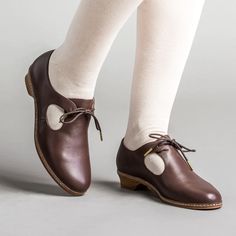 American Duchess: Mary Women's Renaissance Shoes (Brown) 1800s Shoes, Cottagecore Shoes, Medieval Shoes, American Duchess, Historical Shoes, Wood Heel, Shoes Brown, Dream Shoes, Womens Oxfords