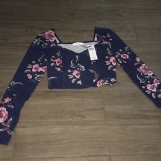 Brand New Bcbgeneration Long Sleeve Crop Top Size Small Chic Floral Print Crop Top For Fall, Chic Long Sleeve Floral Print Crop Top, Spring Date Night Stretch Crop Top, Casual Stretch Crop Top With Floral Print, Stretch Floral Print Crop Top For Day Out, Casual Crop Top For Date Night In Spring, Casual Crop Top For Date Night, Casual Floral Print Crop Top For Fall, Long Sleeve Floral Print Crop Top For Day Out