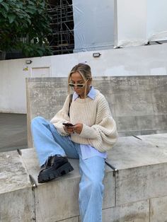 Chunky Sweater Outfit, White Sweater Outfit, Skandinavian Fashion, Italy Outfits, Foto Poses, Mode Inspo, Casual Winter Outfits, Autumn Outfit