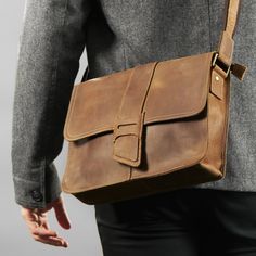 *  Rustic look  
 *  Handy inside compartments  
 *  Holds up to 12" laptops Leather Messenger Bag Men, Brown Leather Satchel, Diy Leather Bag, Gorgeous Leather, Mens Leather Bag, Leather Messenger Bag, Leather Diy, Diy Bag, Leather Satchel