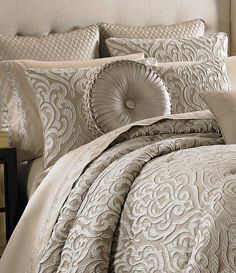 the comforter is made up and ready to be used in this bedding set