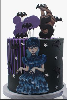 Simple Wednesday Addams Cake, Thing Cake Wednesday, Cake Designs Wednesday Addams, Wednesday Enid Cake Ideas, Wensday Cake Ideas, Merlina Cake, Wednesday Addams Cake