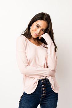 Gibson is KNOWN for cozy fleece - and this is the ideal weight for spring and summer nights! A perfect top for an outfit with shorts, paper bag waist shorts or denim shorts, white jeans, whatever you're thinking! Throw it on over a tee or wear it on it's own, no more goosebumps at the beach!  #gibsonlook #summerstyle #womenssummeroutfits #summercozy #soft #sizeinclusive Outfit With Shorts, Spring Sweaters, Cozy Fabric, Ideal Weight, Spring Sweater, Shorts White, Fleece Joggers, Summer Outfits Women