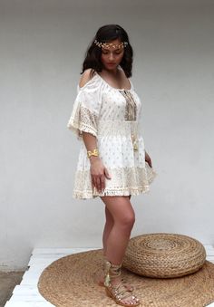 This dress inspired by ancient Greece is a beautiful off-white summer dress with ivory lace and lined inside with a drawstring at the top in a wide line with gold details and is one size RETURN POLICY The Returns to dresses are not accepted We do not accept returns or exchanges. Unable to return or exchange the following items due to their nature Intimate items (for health / hygiene reasons) Cette robe inspirée de la Grèce antique est une belle robe d'été blanc cassé avec de la dentelle ivoire e Bohemian Lace Beach Dress, Flowy Beach Cover-up Dress With Lace Trim, Flowy Lace Trim Dress For Beach Cover-up, Short Sleeve Dress With Lace Trim For Beach, Sundress With Lace Trim For Beach Cover-up, Bohemian Beach Dress With Lace Sleeves, Spring Festival Lace Beach Dress, Lace Sleeve Dresses For Festivals, Summer Beach Maxi Dress With Lace Sleeves