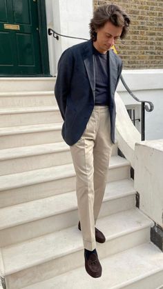 Discover timeless and sophisticated Office Old Money Fashion For Men. Get inspired by 20+ influencer-approved looks to elevate your style in 2024. Casual Navy Blazer Outfits Men, Men’s Fashion Business, Mix Match Suits Men, Navy Blazer Outfits Men, Sprezzatura Style, Office Old Money, Gentlemen Fashion, Costume Beige, Old Money Fashion