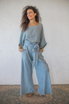 These Boho High Waisted Palazzo Pants are made of a lush Raw Silk. That softness, along with the Loose Wide Leg Baggy effect of these One Size trousers makes these a comfortable dream! Its versatility suits any need or function: The belt adds style versatility: you may belt it at the front for a bolder statement look, or tie it at the back for a more subtle elegance. The belt also allows size versatility: You can choose to wear it high waisted or bring it down to suit your style of the moment (T Baggy Pants Women, High Waisted Palazzo Pants, Crop Top And Pants Set, Trousers Wide Leg, Silk Crop Top, Fisherman Pants, Raw Silk Fabric, Pants Baggy, Pants High Waisted