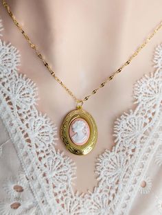 This exquisite oval locket necklace combines timeless elegance with a touch of vintage charm. Crafted from golden brass, the locket features a beautifully detailed portrait cameo on the front, making it a perfect keepsake. The locket hangs gracefully from a fancy, lacy vintage inspired gold-plated stainless steel chain, adding a delicate and refined touch to your outfit. Ideal for special occasions or as a cherished gift, this necklace is a blend of classic beauty and intricate design. Lockets h Detailed Portrait, Memorial Pendant, Oval Locket, Vintage Inspired Jewelry, Jewelry Antique, Style Photo, Bird Jewelry, Keepsake Jewelry, Photo Memories