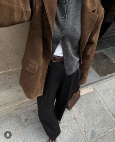 Grey Blazer Outfit Aesthetic, Suede Blazer Outfit Women, Short Coat Outfit, Grey Blazer Outfit, Old Tumblr, 일본 패션, Coat Outfits, Blazer Outfits