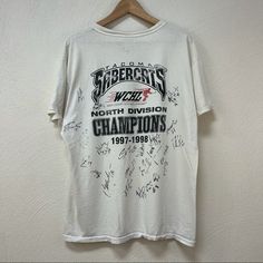 Vintage ‘97-‘98 Tacoma Supercats Wchl Champions Autographed Tee Sz Large Super Cool Tee! Looks Like It Was Signed By 21 Players, This Has No Coa Sadly This Is Stained, Can’t Be Washed Due To Signatures. White Throwback Graphic Print Tops, White Throwback Top With Dtg Printing, 90s Graphic Print Tops For Fan Gear, Sporty 90s White Tops, Shirts Vintage, Cool Tees, Super Cool, Autograph, Tee Shirts