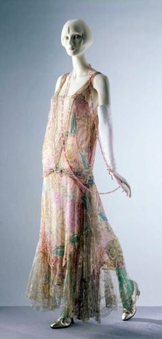 Callot Soeurs Dress - c. 1922 - by Callot Soeurs, Paris, France - Printed silk voile embroidered with sequins and glass bugle beads, and trimmed with lace   - Victoria and Albert Museum Look Gatsby, 1920s Flapper