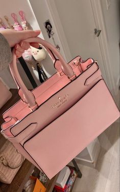 Pink Lifestyle, Luxury Bags Collection, Purse Essentials, Handbag Essentials, Girly Bags, Fancy Bags, Pink Girly Things, Luxury Purses, Girly Accessories