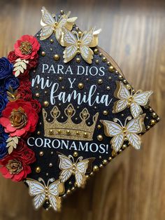 a graduation cap with flowers and butterflies on it that says para dios mi familia