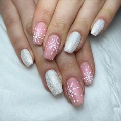 Grey Christmas Nails, Trendy Christmas Nails, Sparkly Christmas Nails, Winter Nails Ideas, Nails Festive, Snowflake Nail Design, Snowflake Nail, Sparkly Christmas, Holiday Nails Christmas