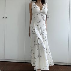 H&M Printed Tie Top Maxi Dress Sz 4. New Without Tags. Summer Daywear Fitted Maxi Dress, Fitted Summer Maxi Dress For Daywear, H&m V-neck Midi Dress For Summer, Spring Daywear Maxi Dress Lined, Spring Daywear Lined Maxi Dress, H&m V-neck Maxi Dress For Brunch, Flowy H&m Maxi Dress For Brunch, Summer Style Fitted A-line Maxi Dress, H&m V-neck Maxi Dress