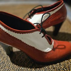 Step Into A World Of Timeless Elegance With These Teodora Leather Shoes. The Red Color And Vintage Theme Add To Their Charm, Making Them Perfect For Any Occasion, From A Casual Day Out To A Formal Business Meeting. The Shoes Feature A Tie Closure And A Medium Width, Ensuring Maximum Comfort And Support For Your Feet. Crafted From High-Quality Leather, These Shoes Are Built To Last And Keep Your Feet Cozy. The Outsole Is Made Of Rubber And The Lining Material Is Also Leather. Perfect For Fans Of White Court Shoes With Reinforced Heel And Round Toe, White Court Shoes With Reinforced Heel, Vintage White Round Toe Heels, Vintage White Heels With Round Toe, Retro Pointed Toe Heels With Red Sole, Retro Heels With Red Sole And Pointed Toe, White Ankle-high Heels For Formal Occasions, White Leather Court Shoes With Almond Toe, Retro White Pointed Toe Heels