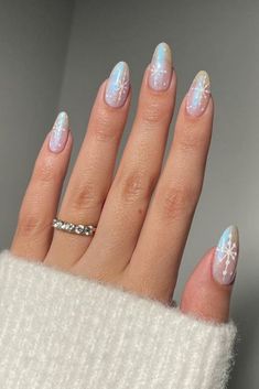 Glitter Winter Nails, Light Pink Nail Designs, Nail Polish Colors Winter, Snowflake Nail Design, Pink And Glitter, Nails With Gold, Simple Spring Nails, Simple Fall Nails, Light Pink Nails