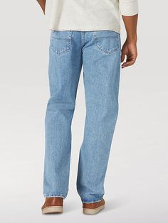 Finally, a jean you'll want to wear all day long. The Wrangler Authentics® relaxed fit cotton jean for men makes your day-to-day comfort a priority. It features an all-time favorite fit that offers all the room you need to feel free and it's made of 100% cotton denim that can hold its own no matter where the day leads. It features a mid rise, regular fit through the thigh, and looser leg. Men’s Pants, Men Wrangler Jeans, Mens Jeans Outfit, Guys Jeans, Boy Jeans Outfit, Light Color Jeans, Jean For Men, Jeans Outfit Men, Dickie Jeans