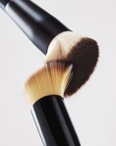 close up photo of make up brush Texture Inspiration, Prop Stylist, Still Life Photographers, M Beauty, Luxury Beauty, Life Photography, Still Life Photography, Social Media Design