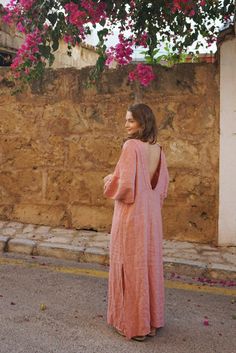 Style // The perfect pop of color, Rose is the dreamiest faded pink linen kaftan With a plunging low back, billowy sleeves, side slits and a detailed v-neck front, the Siena Dress is crafted with care for the ultimate laid back beautiful look. Comfortable and classic, with a self-tie at the back to ensure the perfect fit, the kaftan silhouette allows for the definition of effortless elegance in every sense of the word. The loose and laid back shape makes the Siena Dress perfect to transition thr Pink Linen Dress, Dress Comfortable, Clothes Basket, Pink Linen, Effortless Elegance, Black White Pink, Loose Dress, Pink Outfit, Linen Dresses