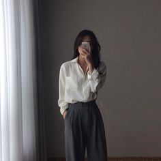 Inspiration | The Collection One | #thecollectionone | www.thecollectionone.com Flowy Outfits, Vestiti Edgy, September Fashion, Zoe Sugg, Olsen Twins, Zoella, Mode Kpop, Minimal Outfit