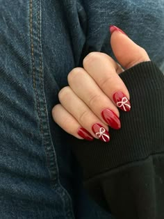 winter christmas bow nails Nails Ideas 2024 Winter, Christmas Nails Inspo Simple, Red Christmas Nails Aesthetic, Aesthetic Holiday Nails, November Nails Red, Nyc Christmas Nails, Christmas Nails Inspo 2023, Nails Acrylic For Christmas