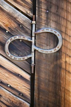 Horse Doors, Art Fer, Barn Door Hinges, Horseshoe Projects, Woodworking Kits, Horseshoe Crafts, Cabin House, Horseshoe Art, Shop Tools