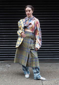 Street styles from NYC – from the creator of Hel Looks. Nyc Looks, Street Style Skirt, Fashion 23, Air Yeezy, Nina Hagen, Flowery Dresses, Shell Suit, Platform Boots Chunky, 2000 Fashion