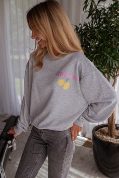 Refresh your look with the Grey Lemonade Sweater. This soft crewneck sweater features the “Lemonade” logo on both the front and back. With long sleeves and a loose fit, it combines comfort and style effortlessly. Our models wear the Light Grey Julien Jeans One Size (fits from US sizes 2-10) Length 22.8 in - Width 22.0 in 65% Polyester - 35% Cotton Washing: Handwash only Casual Long Sleeve Spring Sweatshirt, Trendy Crew Neck Sweatshirt For Loungewear, Relaxed Fit Crew Neck Sweater For Spring, Trendy Relaxed Fit Crew Sweater, Trendy Crew Neck Sweatshirt For Spring, Crew Neck Sweater For Streetwear In Spring, Trendy Drop Shoulder Sweater For Everyday, Casual Crew Neck Sweater For Loungewear, Trendy Everyday Crew Neck Sweatshirt