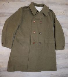 This coat of the British cavalry, has two rows of buttons as a closure. Two outer pockets with flap and buttons. Buttons The lining is stained on the right side. There are holes on the shoulder pads as they have received badges. Shoulders: 50 cm Chest: 56 cm Length: 111 cm Arm length: 66 cm Weight: 2970 grams Military Outerwear With Buttons And Lapel Collar, Military Outerwear With Lapel Collar And Buttons, Vintage Double-breasted Outerwear With Button Closure, Classic Khaki Pea Coat With Double Button Closure, Military Style Outerwear With Lapel Collar And Button Closure, Military Style Khaki Outerwear With Button Closure, Brown Military Outerwear With Button Closure, Khaki Military Outerwear With Button Closure, Khaki Double-breasted Pea Coat With Button Closure