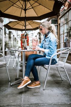 Brown Leather Sneakers Women Outfit, Leather Tennis Shoes Women, Cognac Sneakers Outfit, Brown Sneaker Outfits Women, Outfits With Brown Sneakers, Brown Sneaker Outfits, Leather Sneakers Women Outfits, Brown Tennis Shoes Outfit, Casual Brown Sneakers