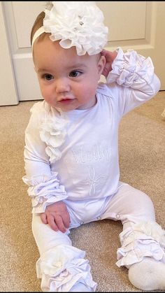 Spring White Ruffled Onesie, White Cotton Onesie With Ruffles, Cute White Onesie With Ruffles, Cute White Ruffled Onesie, White Long Sleeve Onesie For Baptism, White Onesie For Baptism In Spring, Pretty Snaps, Large Embroidery, Combi Short