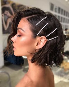 Chic And Easy Wedding Guest Hairstyles ★ wedding guest hairstyles simple bob with elegant pins natalieannehair Tuns Bob Lung, Fancy Girls, Kort Bob, Prom Hairstyles For Short Hair, Short Wavy Hair, Short Wedding Hair, Short Wavy